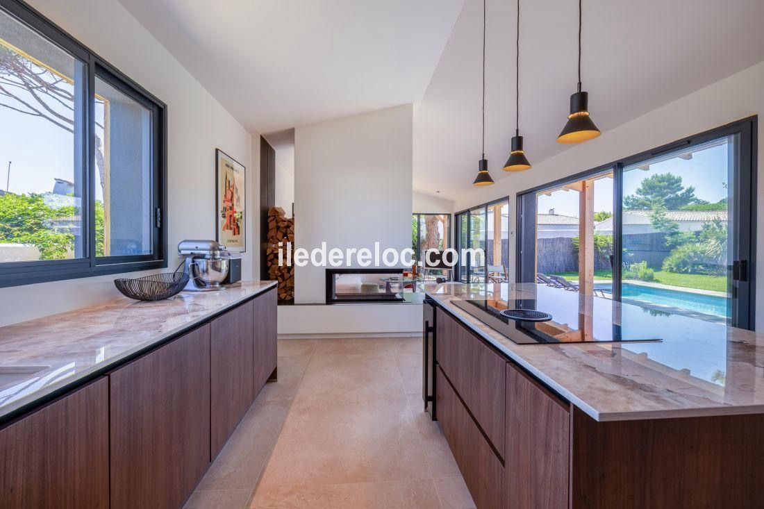 Photo 15 : CUISINE d'une maison situ&eacute;e &agrave; La Couarde-sur-mer, &icirc;le de R&eacute;.