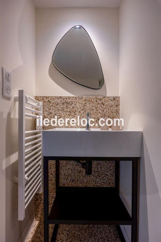 Photo 20 : SALLEDEBAIN d'une maison situ&eacute;e &agrave; La Couarde-sur-mer, &icirc;le de R&eacute;.
