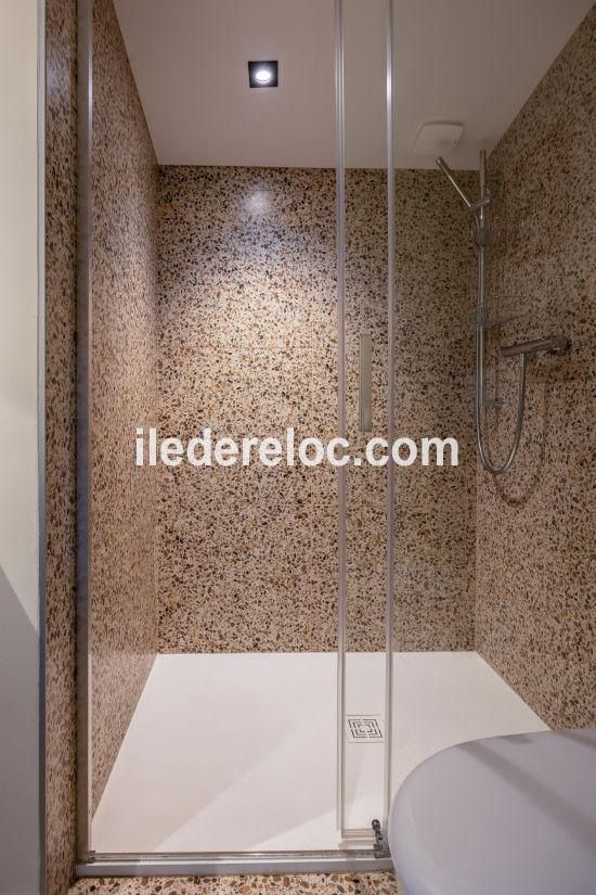 Photo 8 : SALLEDEBAIN d'une maison situ&eacute;e &agrave; La Couarde-sur-mer, &icirc;le de R&eacute;.