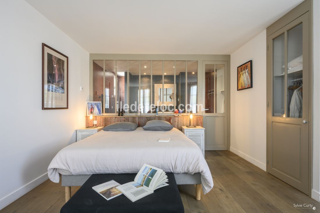 Photo 10 : CHAMBRE d'une maison situ&eacute;e &agrave; Le Bois-Plage-en-R&eacute;, &icirc;le de R&eacute;.