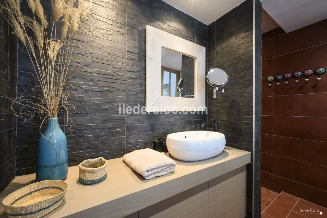 Photo 16 : SALLEDEBAIN d'une maison situ&eacute;e &agrave; Le Bois-Plage-en-R&eacute;, &icirc;le de R&eacute;.