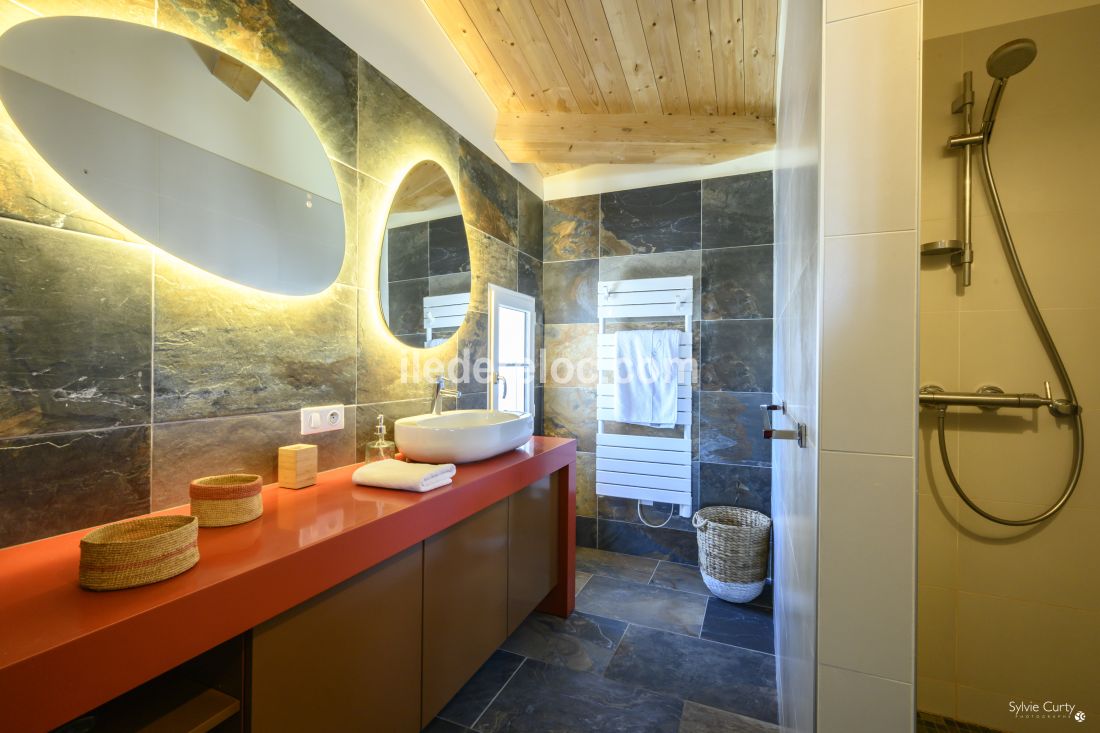 Photo 23 : SALLEDEBAIN d'une maison situ&eacute;e &agrave; Le Bois-Plage-en-R&eacute;, &icirc;le de R&eacute;.