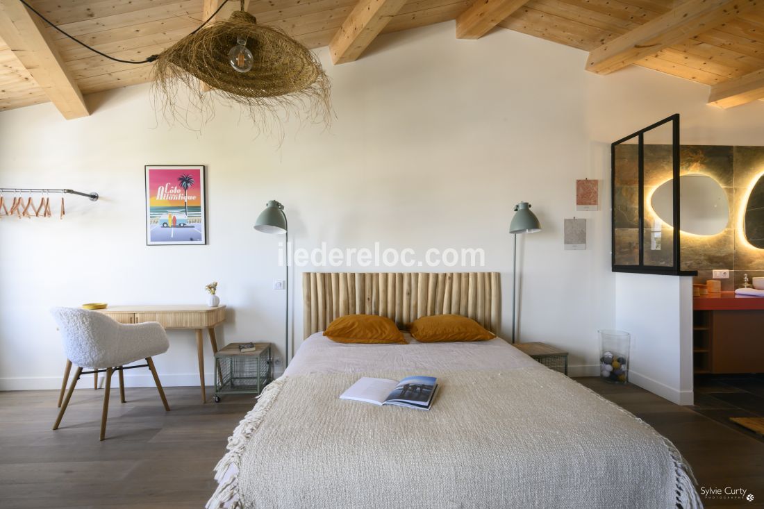 Photo 24 : CHAMBRE d'une maison situ&eacute;e &agrave; Le Bois-Plage-en-R&eacute;, &icirc;le de R&eacute;.