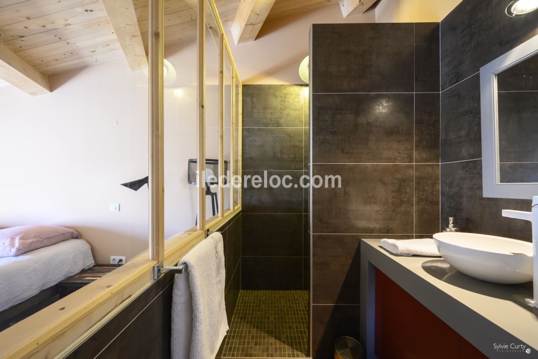 Photo 37 : SALLEDEBAIN d'une maison situ&eacute;e &agrave; Le Bois-Plage-en-R&eacute;, &icirc;le de R&eacute;.