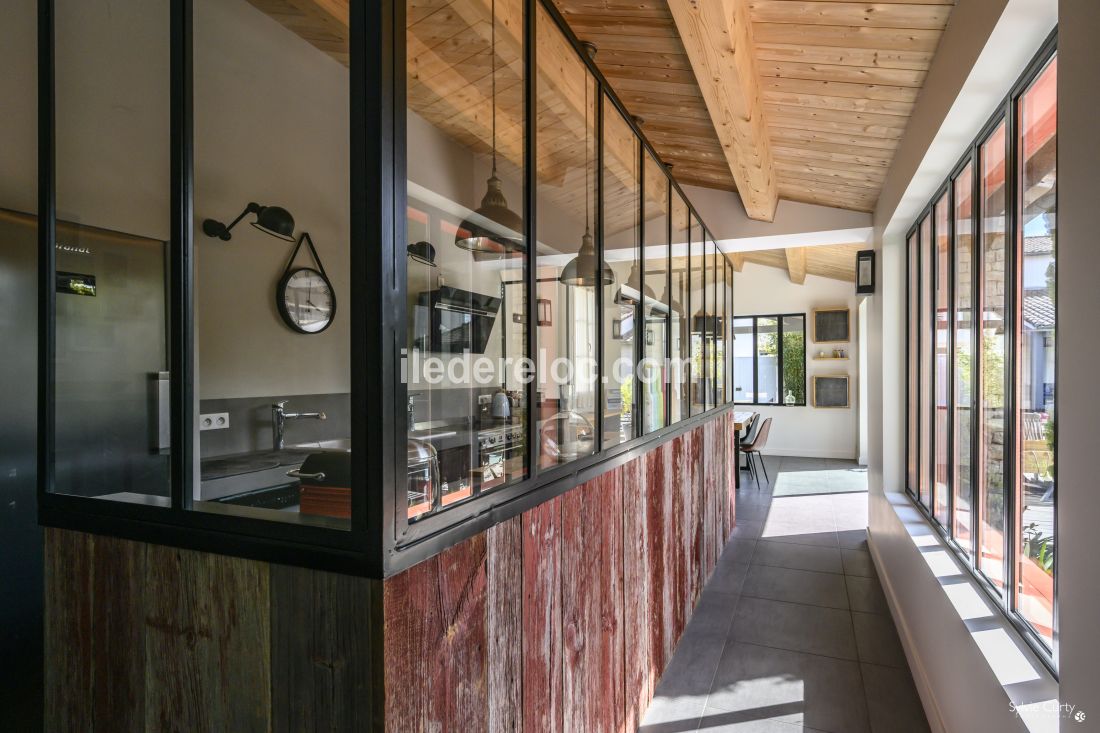 Photo 47 : CUISINE d'une maison situ&eacute;e &agrave; Le Bois-Plage-en-R&eacute;, &icirc;le de R&eacute;.