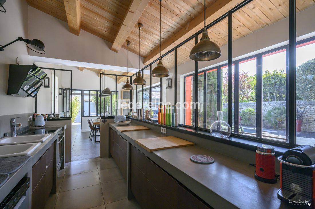 Photo 5 : CUISINE d'une maison situ&eacute;e &agrave; Le Bois-Plage-en-R&eacute;, &icirc;le de R&eacute;.