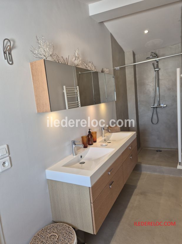 Photo 7 : SALLEDEBAIN d'une maison situ&eacute;e &agrave; Le Bois-Plage-en-R&eacute;, &icirc;le de R&eacute;.