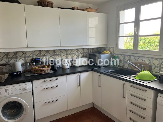 Photo 9 : CUISINE d'une maison situ&eacute;e &agrave; La Couarde-sur-mer, &icirc;le de R&eacute;.