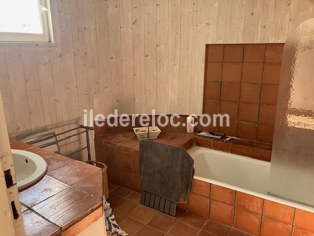 Photo 14 : SALLEDEBAIN d'une maison situ&eacute;e &agrave; La Couarde-sur-mer, &icirc;le de R&eacute;.