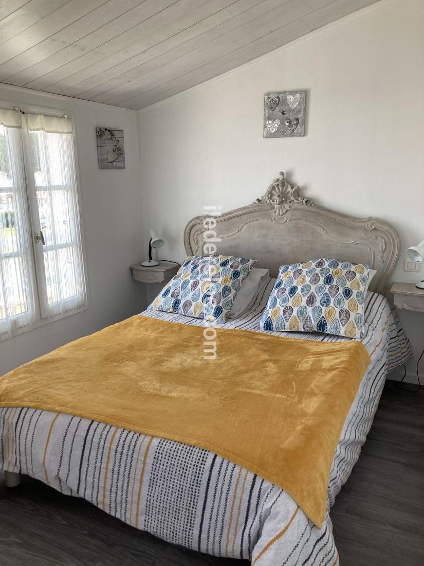Photo 4 : CHAMBRE d'une maison situ&eacute;e &agrave; Ars en R&eacute;, &icirc;le de R&eacute;.