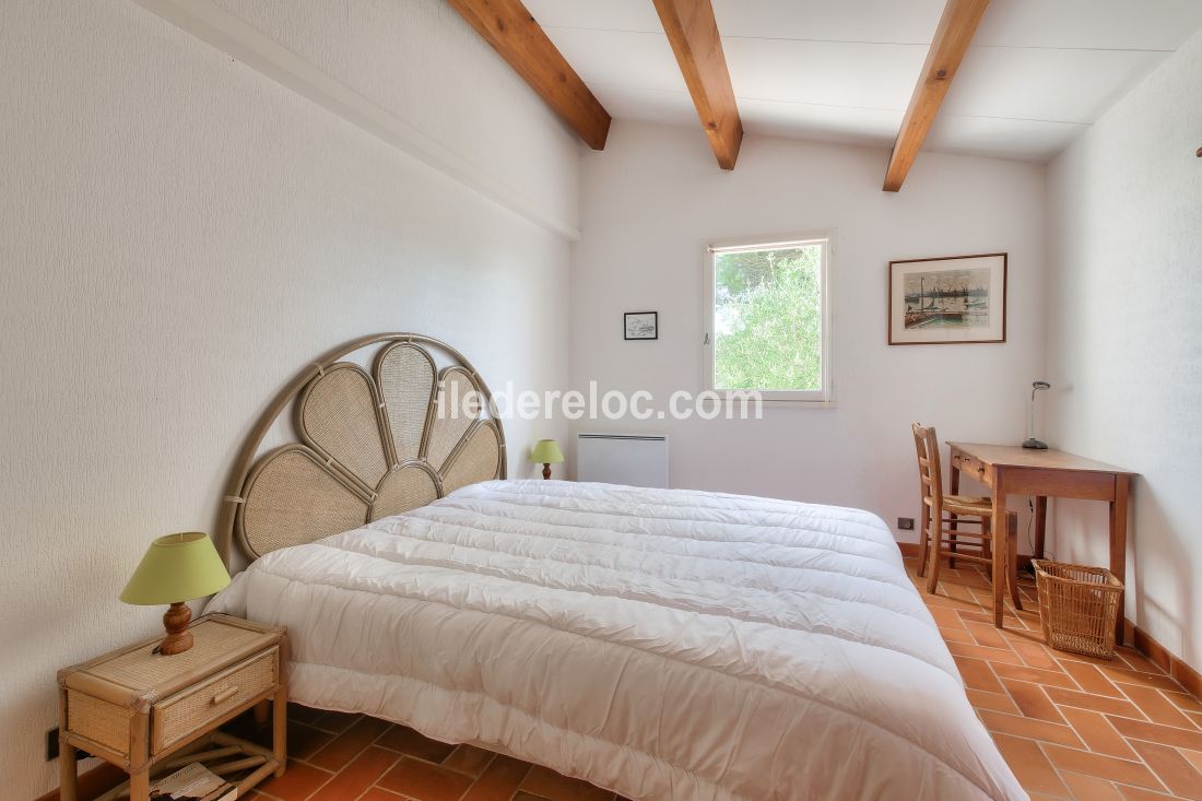 Photo 6 : CHAMBRE d'une maison situ&eacute;e &agrave; Sainte-Marie-de-R&eacute;, &icirc;le de R&eacute;.