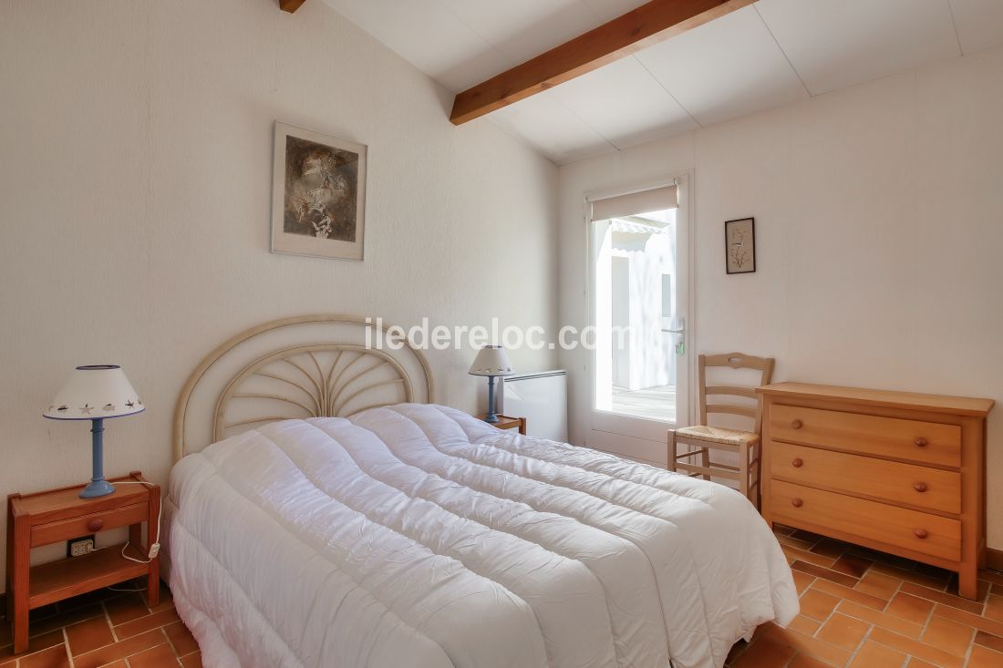 Photo 8 : CHAMBRE d'une maison situ&eacute;e &agrave; Sainte-Marie-de-R&eacute;, &icirc;le de R&eacute;.
