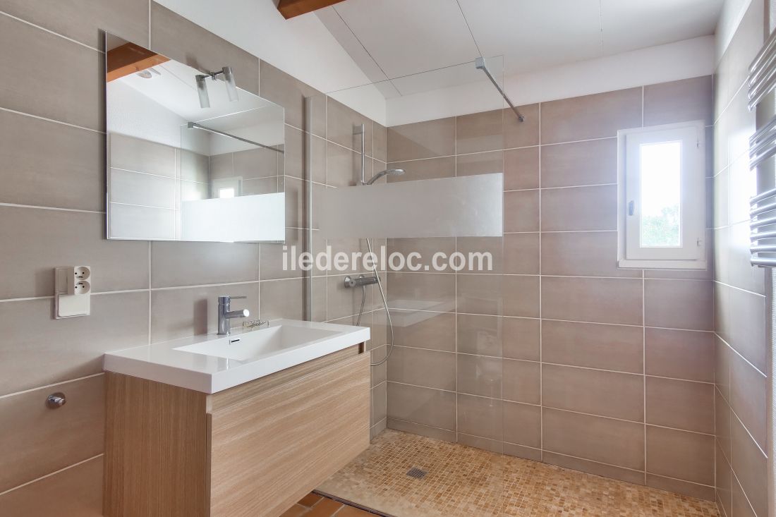 Photo 7 : SALLEDEBAIN d'une maison situ&eacute;e &agrave; Sainte-Marie-de-R&eacute;, &icirc;le de R&eacute;.