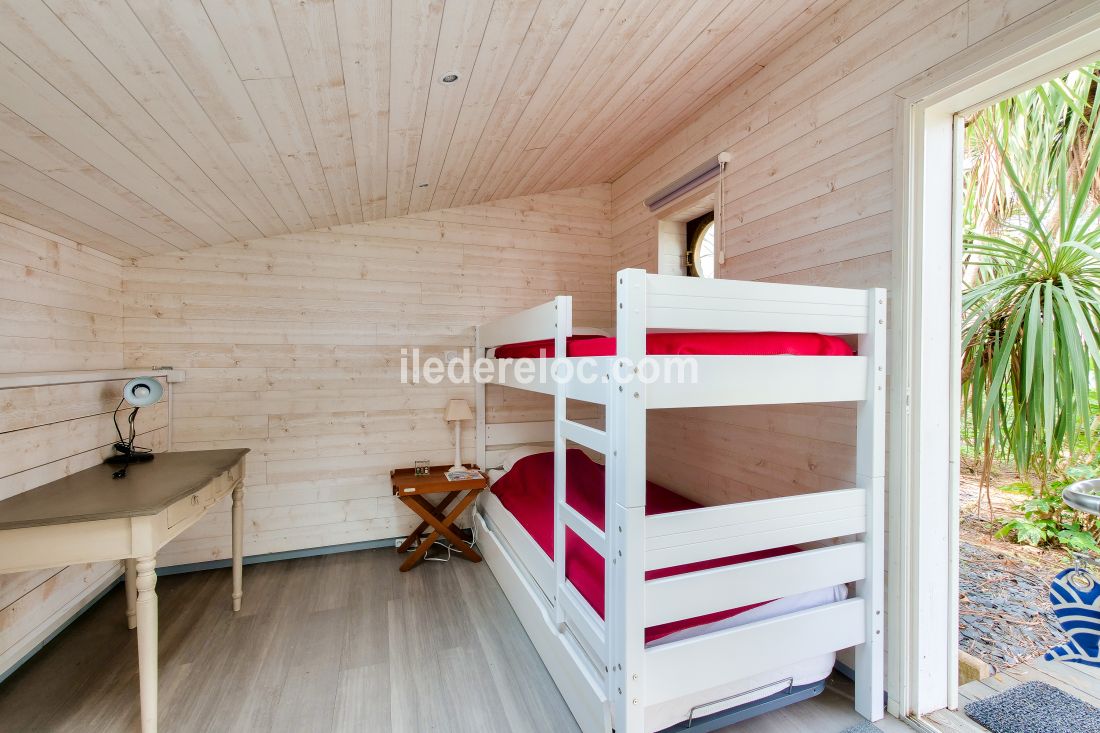 Photo 14 : CHAMBRE d'une maison situ&eacute;e &agrave; La Flotte-en-R&eacute;, &icirc;le de R&eacute;.