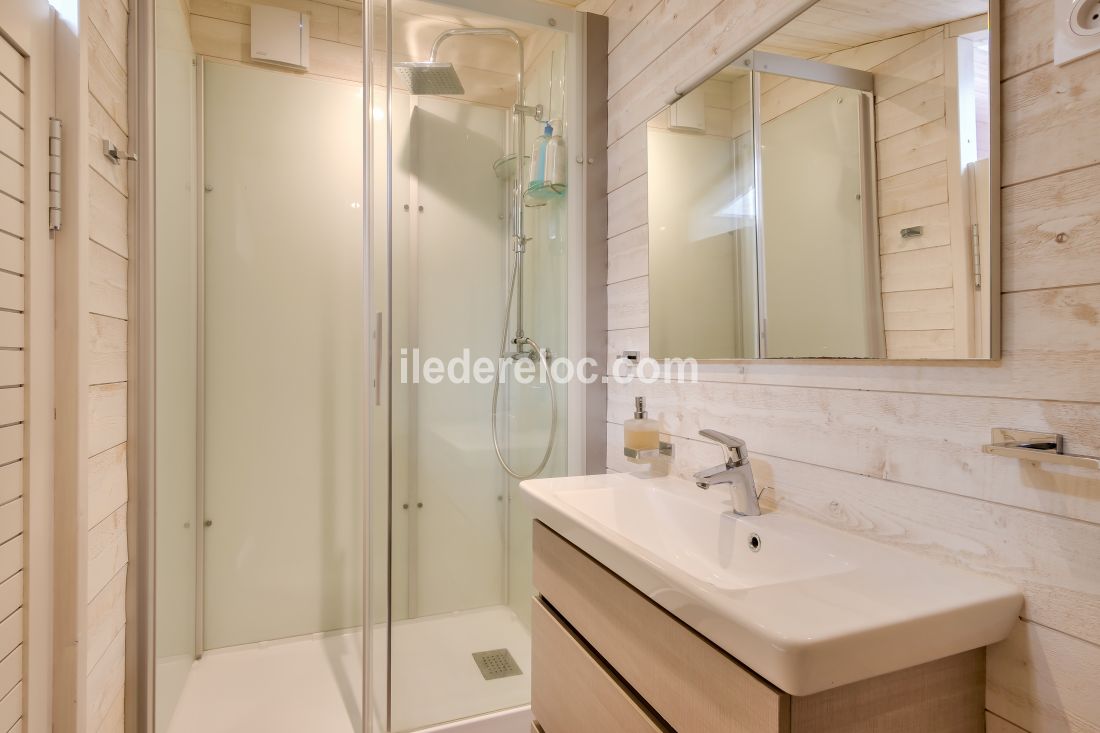 Photo 8 : SALLEDEBAIN d'une maison situ&eacute;e &agrave; La Flotte-en-R&eacute;, &icirc;le de R&eacute;.