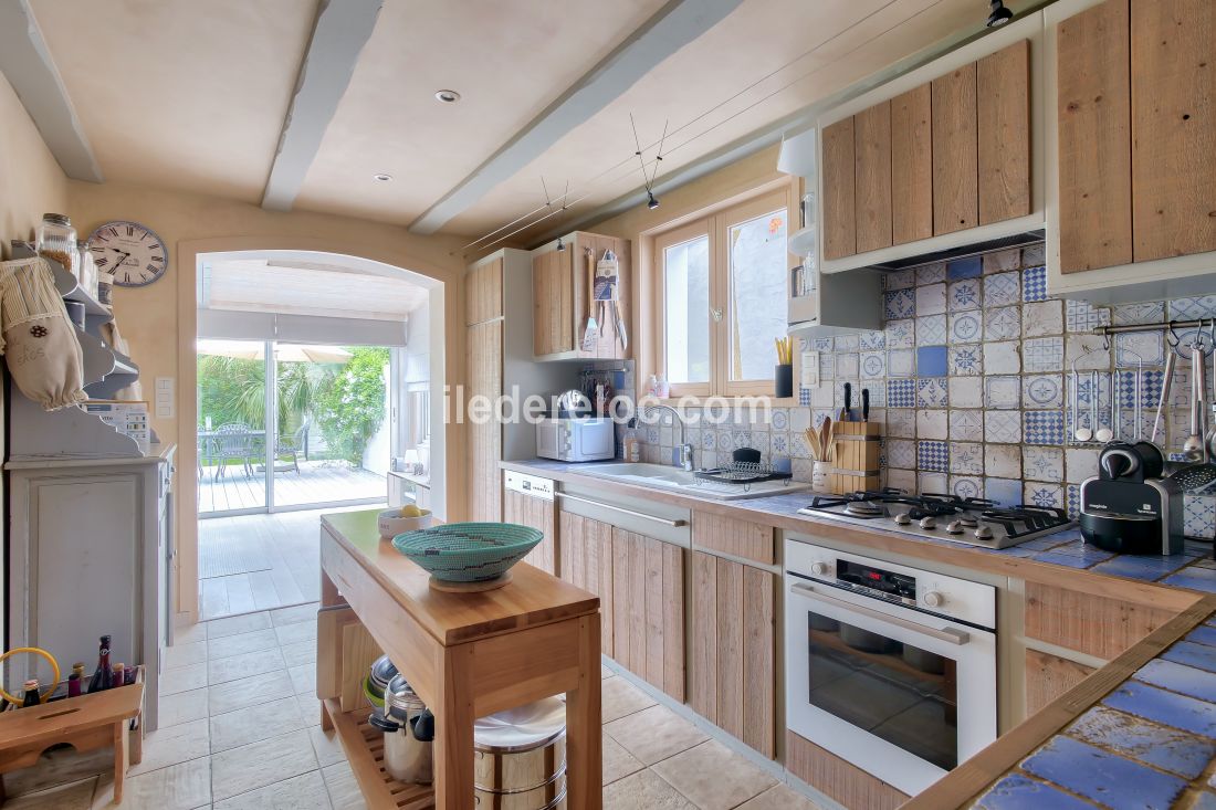 Photo 6 : CUISINE d'une maison situ&eacute;e &agrave; La Flotte-en-R&eacute;, &icirc;le de R&eacute;.