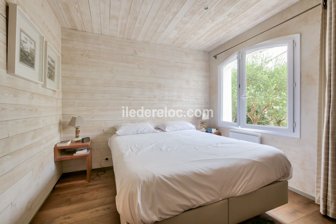 Photo 7 : CHAMBRE d'une maison situ&eacute;e &agrave; La Flotte-en-R&eacute;, &icirc;le de R&eacute;.