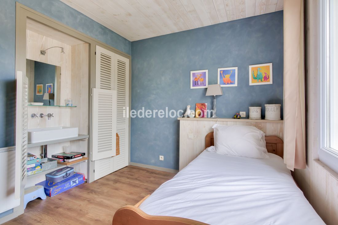 Photo 9 : CHAMBRE d'une maison situ&eacute;e &agrave; La Flotte-en-R&eacute;, &icirc;le de R&eacute;.