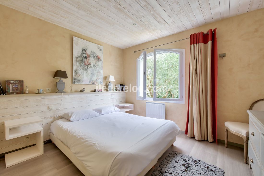 Photo 10 : CHAMBRE d'une maison situ&eacute;e &agrave; La Flotte-en-R&eacute;, &icirc;le de R&eacute;.
