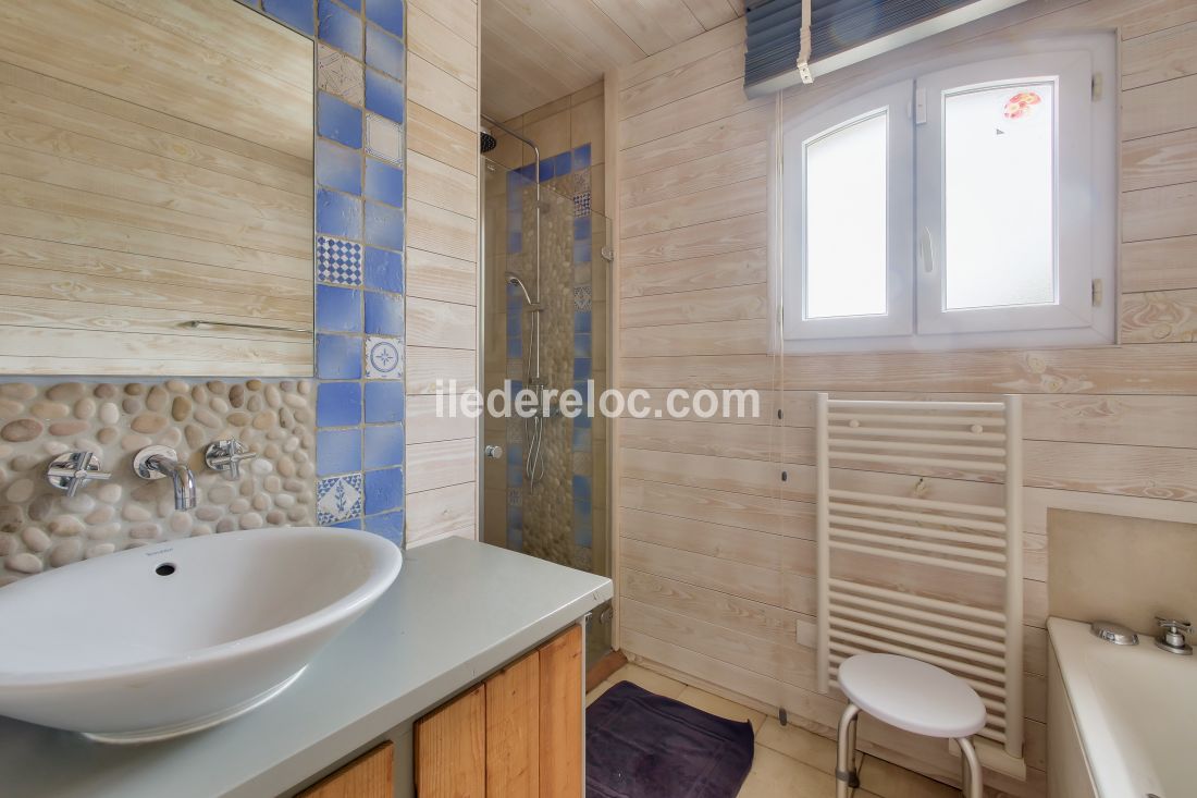 Photo 11 : SALLEDEBAIN d'une maison situ&eacute;e &agrave; La Flotte-en-R&eacute;, &icirc;le de R&eacute;.