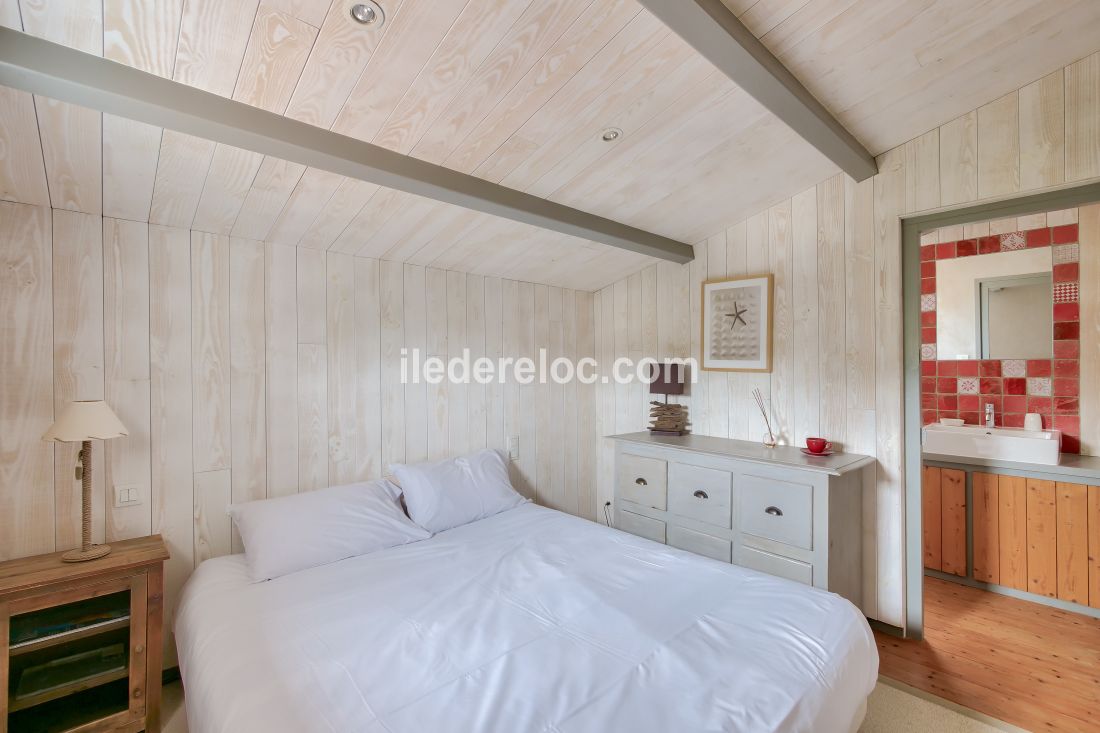 Photo 12 : CHAMBRE d'une maison situ&eacute;e &agrave; La Flotte-en-R&eacute;, &icirc;le de R&eacute;.
