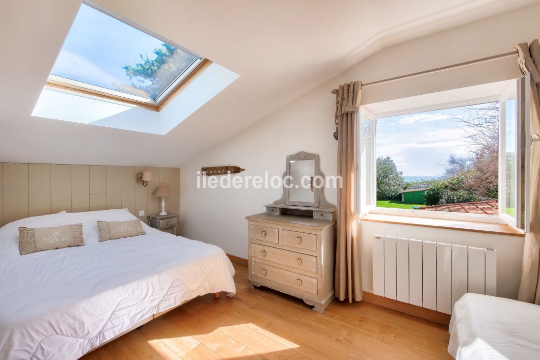 Photo 14 : CHAMBRE d'une maison situ&eacute;e &agrave; Ars en R&eacute;, &icirc;le de R&eacute;.