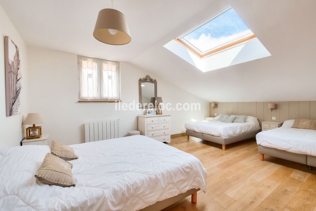 Photo 10 : CHAMBRE d'une maison situ&eacute;e &agrave; Ars en R&eacute;, &icirc;le de R&eacute;.