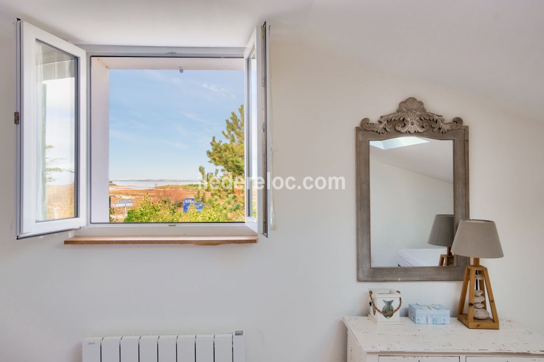 Photo 7 : CHAMBRE d'une maison situ&eacute;e &agrave; Ars en R&eacute;, &icirc;le de R&eacute;.