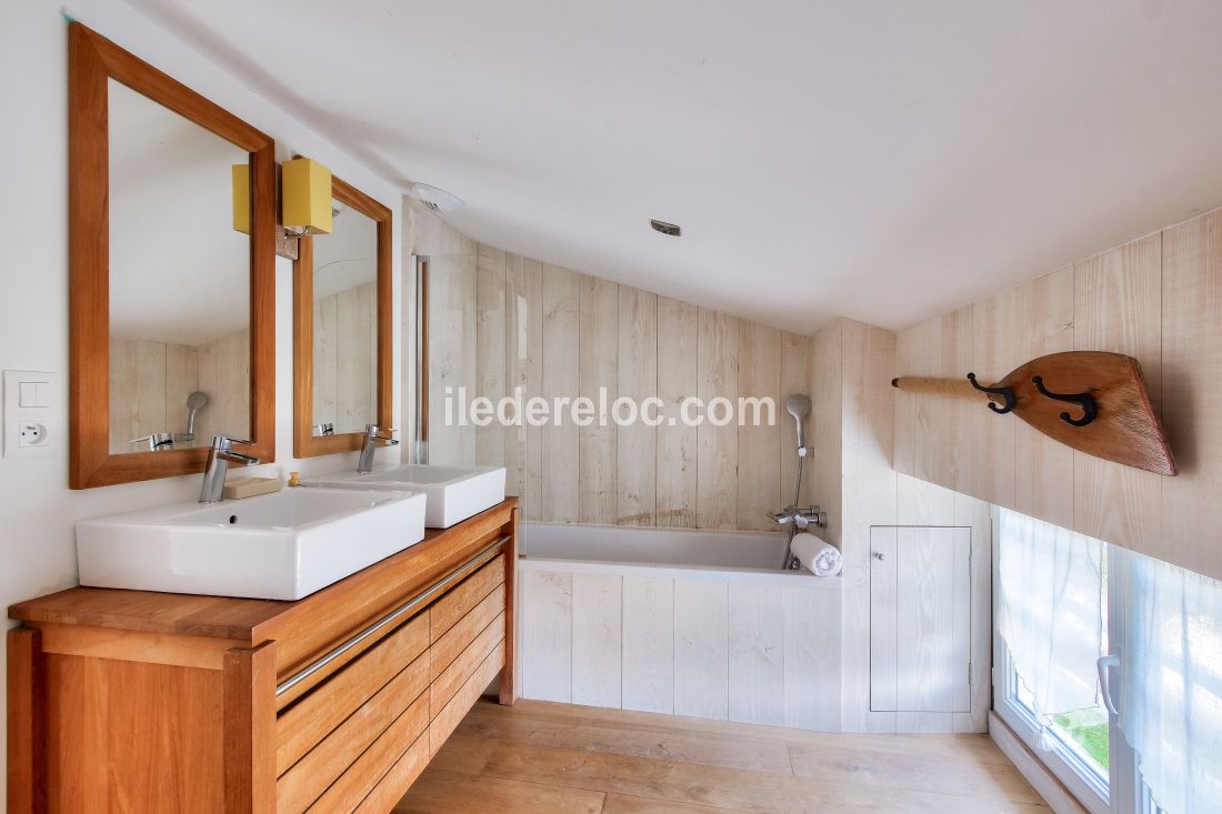 Photo 11 : SALLEDEBAIN d'une maison situ&eacute;e &agrave; Ars en R&eacute;, &icirc;le de R&eacute;.