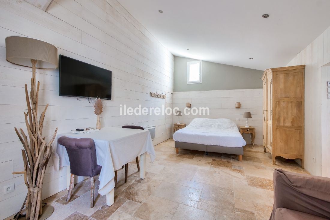 Photo 12 : CHAMBRE d'une maison situ&eacute;e &agrave; Ars en R&eacute;, &icirc;le de R&eacute;.