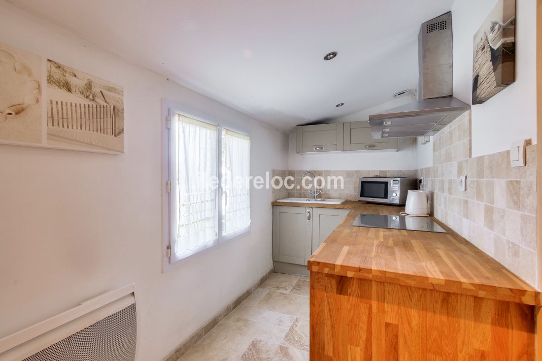 Photo 8 : CUISINE d'une maison situ&eacute;e &agrave; Ars en R&eacute;, &icirc;le de R&eacute;.