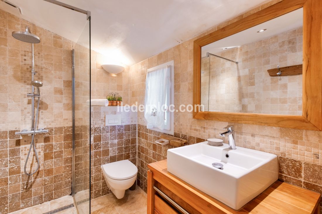 Photo 13 : SALLEDEBAIN d'une maison situ&eacute;e &agrave; Ars en R&eacute;, &icirc;le de R&eacute;.