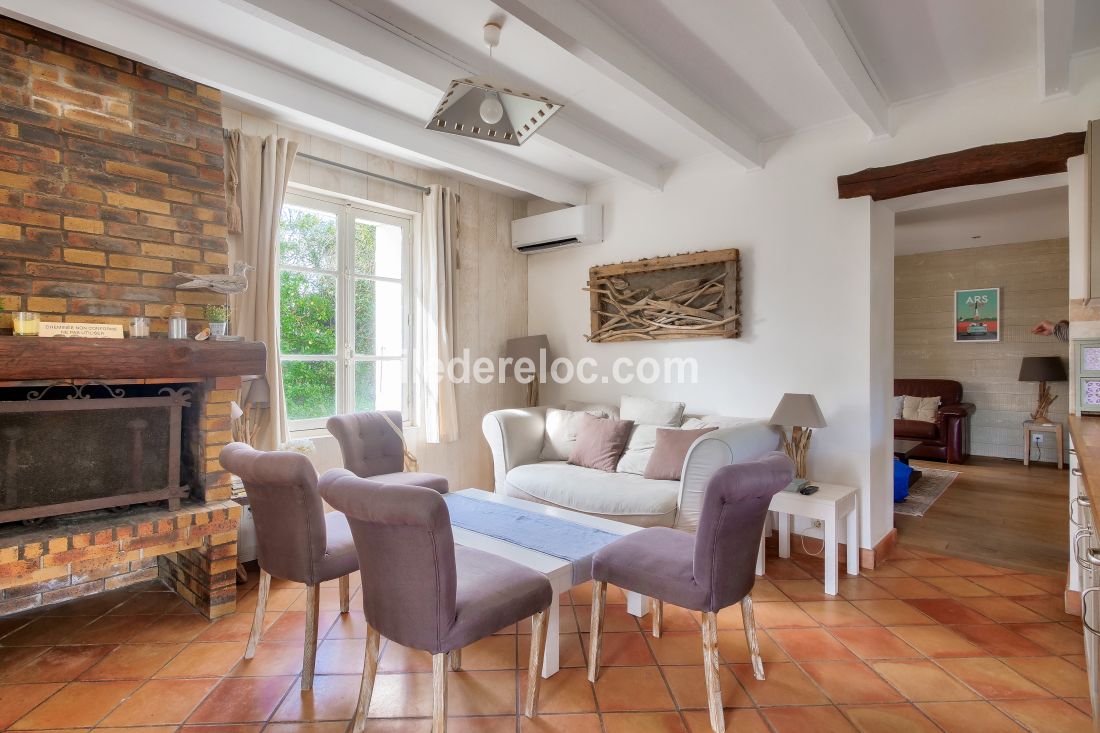 Photo 4 : SEJOUR d'une maison situ&eacute;e &agrave; Ars en R&eacute;, &icirc;le de R&eacute;.