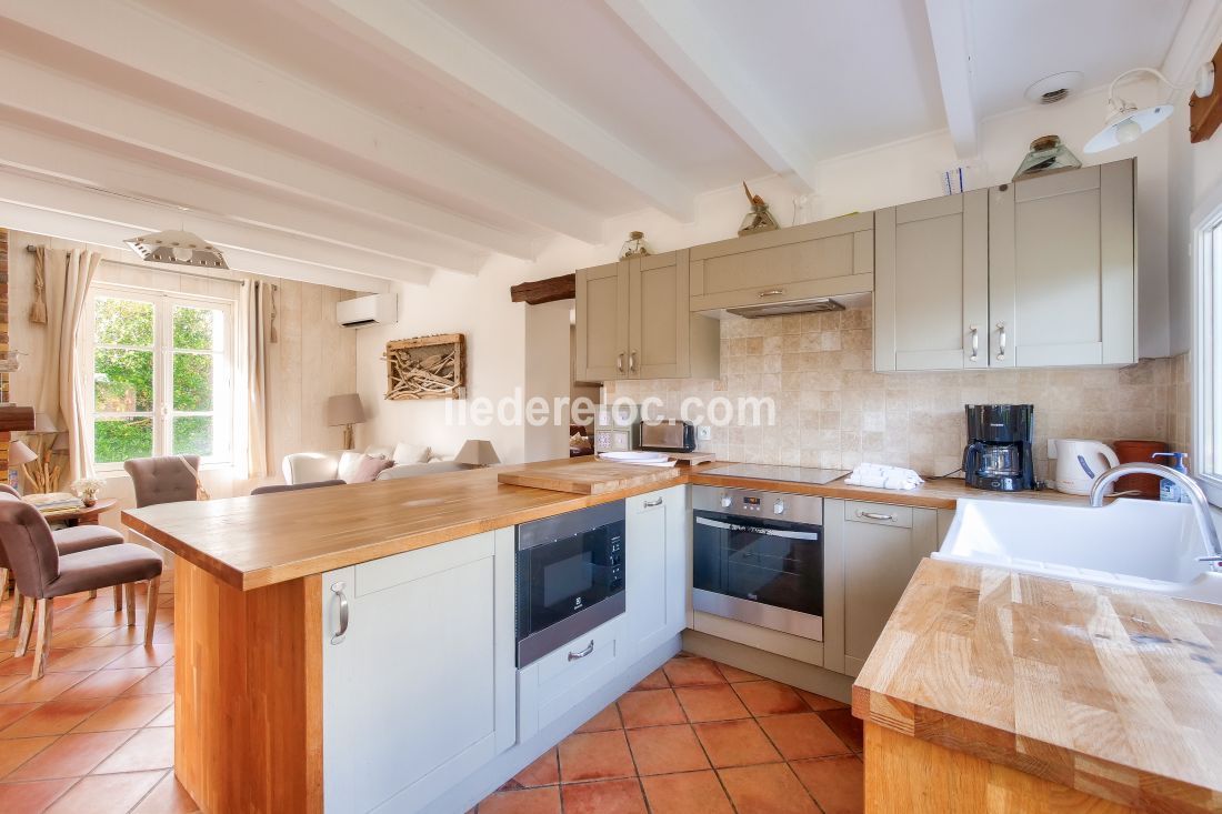 Photo 6 : CUISINE d'une maison situ&eacute;e &agrave; Ars en R&eacute;, &icirc;le de R&eacute;.