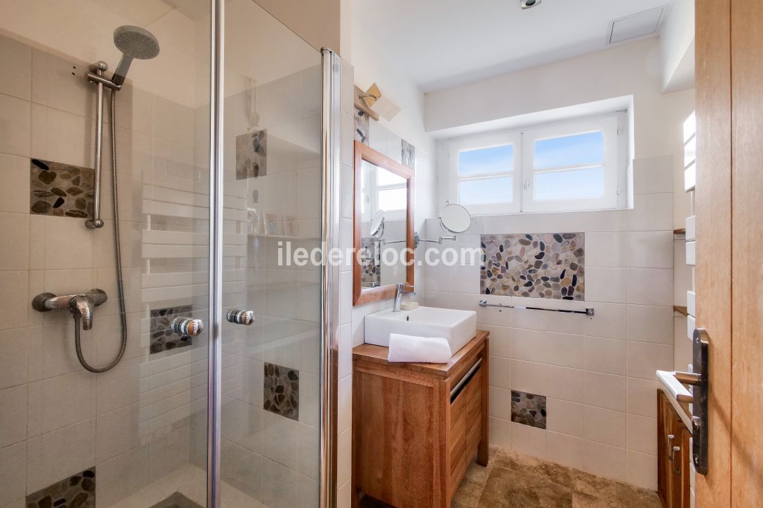 Photo 15 : SALLEDEBAIN d'une maison situ&eacute;e &agrave; Ars en R&eacute;, &icirc;le de R&eacute;.