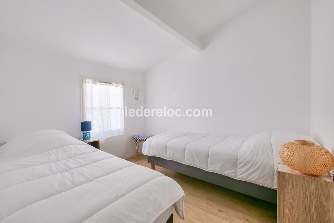 Photo 8 : CHAMBRE d'une maison situ&eacute;e &agrave; Ars en R&eacute;, &icirc;le de R&eacute;.