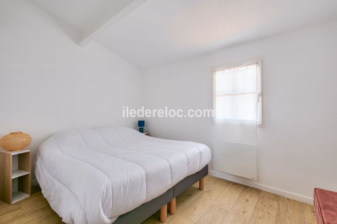 Photo 6 : CHAMBRE d'une maison situ&eacute;e &agrave; Ars en R&eacute;, &icirc;le de R&eacute;.