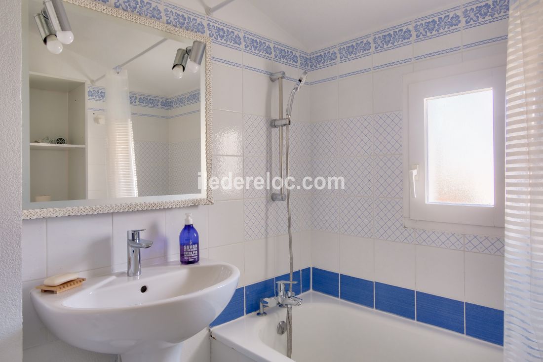 Photo 7 : SALLEDEBAIN d'une maison situ&eacute;e &agrave; Ars en R&eacute;, &icirc;le de R&eacute;.