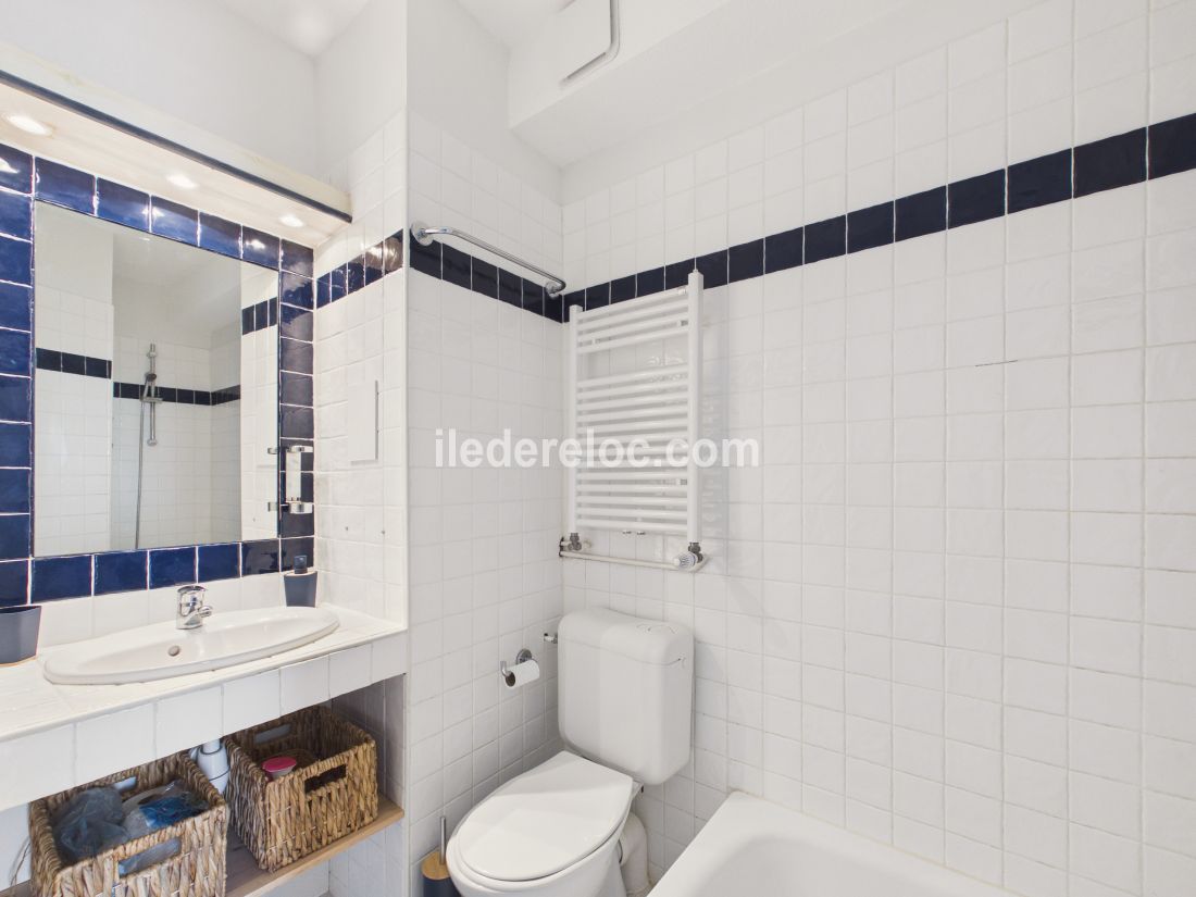 Photo 7 : SALLEDEBAIN d'une maison situ&eacute;e &agrave; Ars en R&eacute;, &icirc;le de R&eacute;.