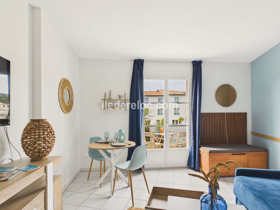 Photo 4 : SEJOUR d'une maison situ&eacute;e &agrave; Ars en R&eacute;, &icirc;le de R&eacute;.