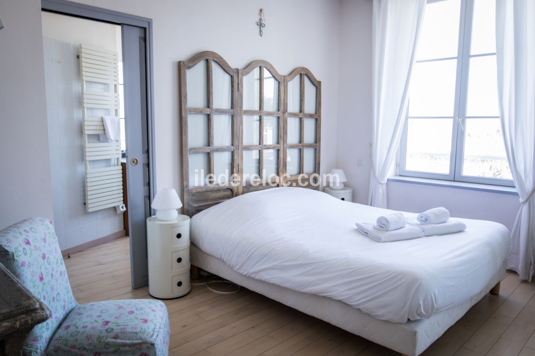 Photo 6 : CHAMBRE d'une maison situ&eacute;e &agrave; Saint-Martin-de-R&eacute;, &icirc;le de R&eacute;.