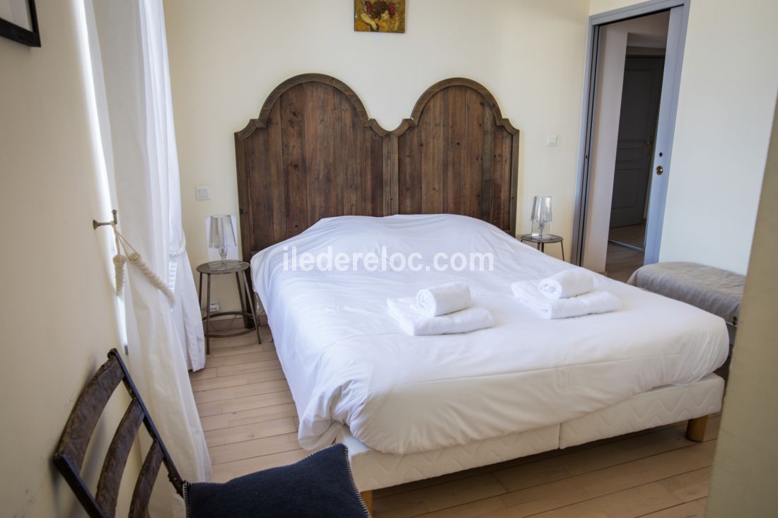 Photo 8 : CHAMBRE d'une maison situ&eacute;e &agrave; Saint-Martin-de-R&eacute;, &icirc;le de R&eacute;.