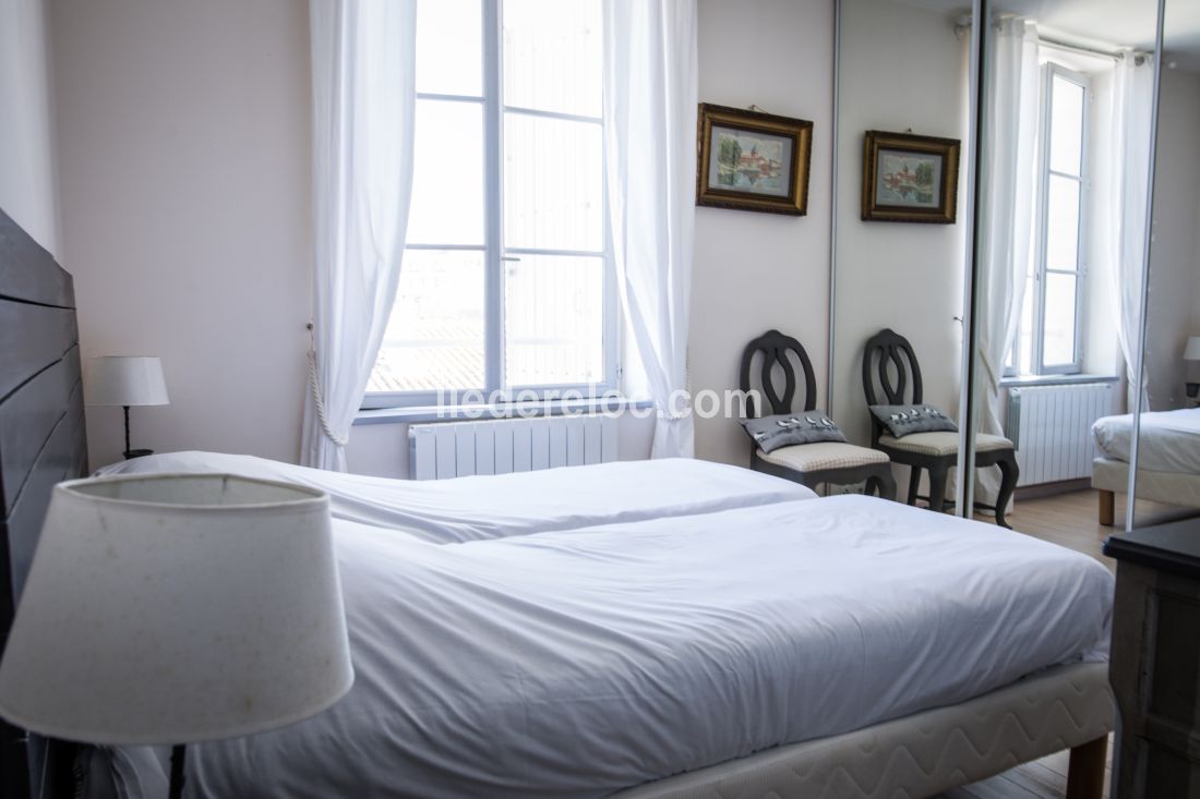 Photo 10 : CHAMBRE d'une maison situ&eacute;e &agrave; Saint-Martin-de-R&eacute;, &icirc;le de R&eacute;.
