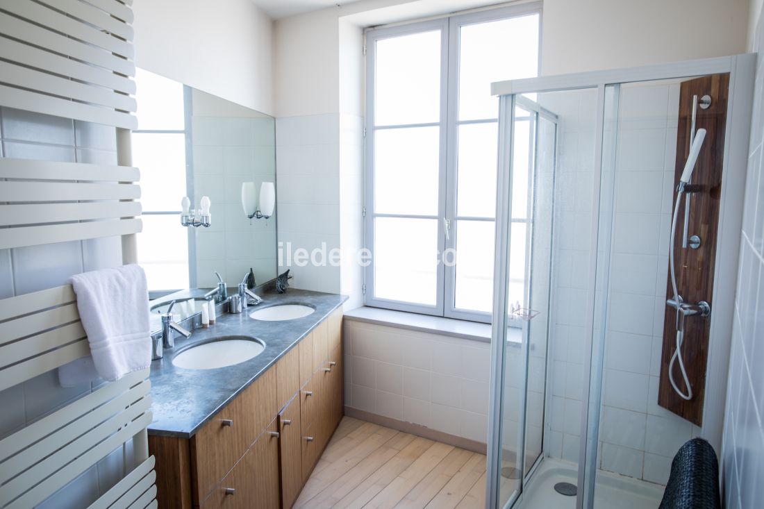 Photo 7 : SALLEDEBAIN d'une maison situ&eacute;e &agrave; Saint-Martin-de-R&eacute;, &icirc;le de R&eacute;.