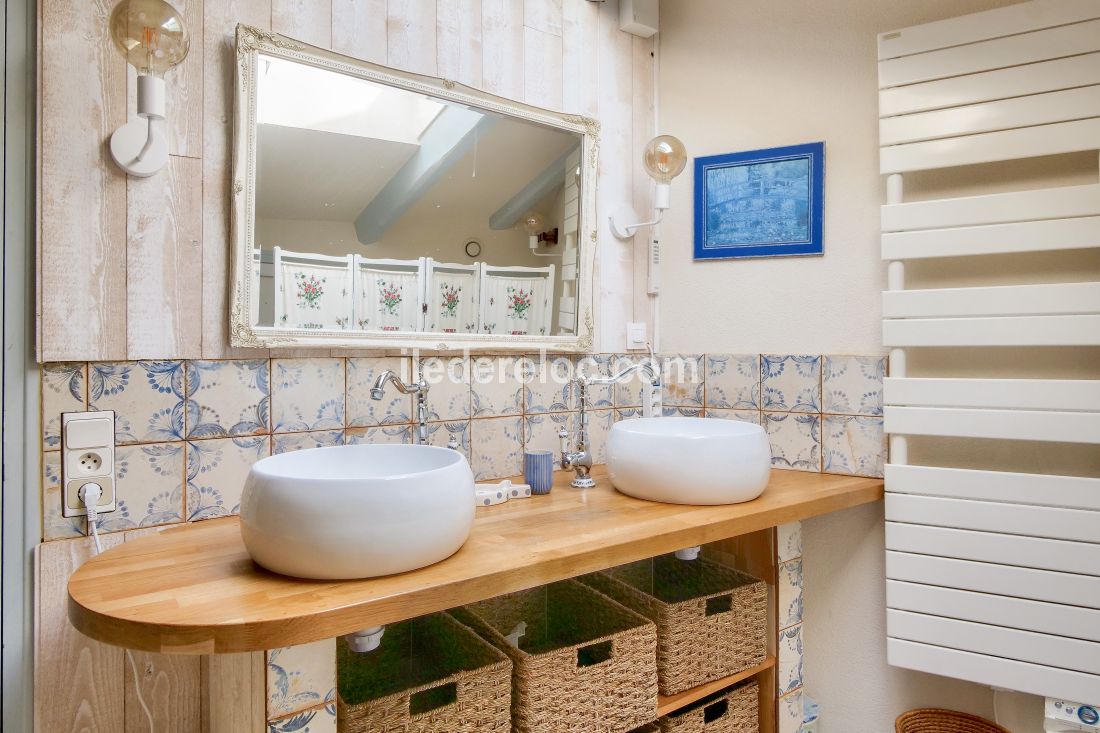 Photo 10 : SALLEDEBAIN d'une maison situ&eacute;e &agrave; La Flotte-en-R&eacute;, &icirc;le de R&eacute;.