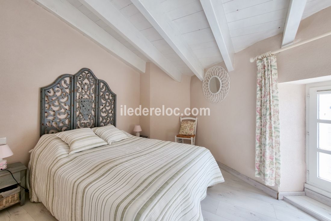 Photo 7 : CHAMBRE d'une maison situ&eacute;e &agrave; La Flotte-en-R&eacute;, &icirc;le de R&eacute;.