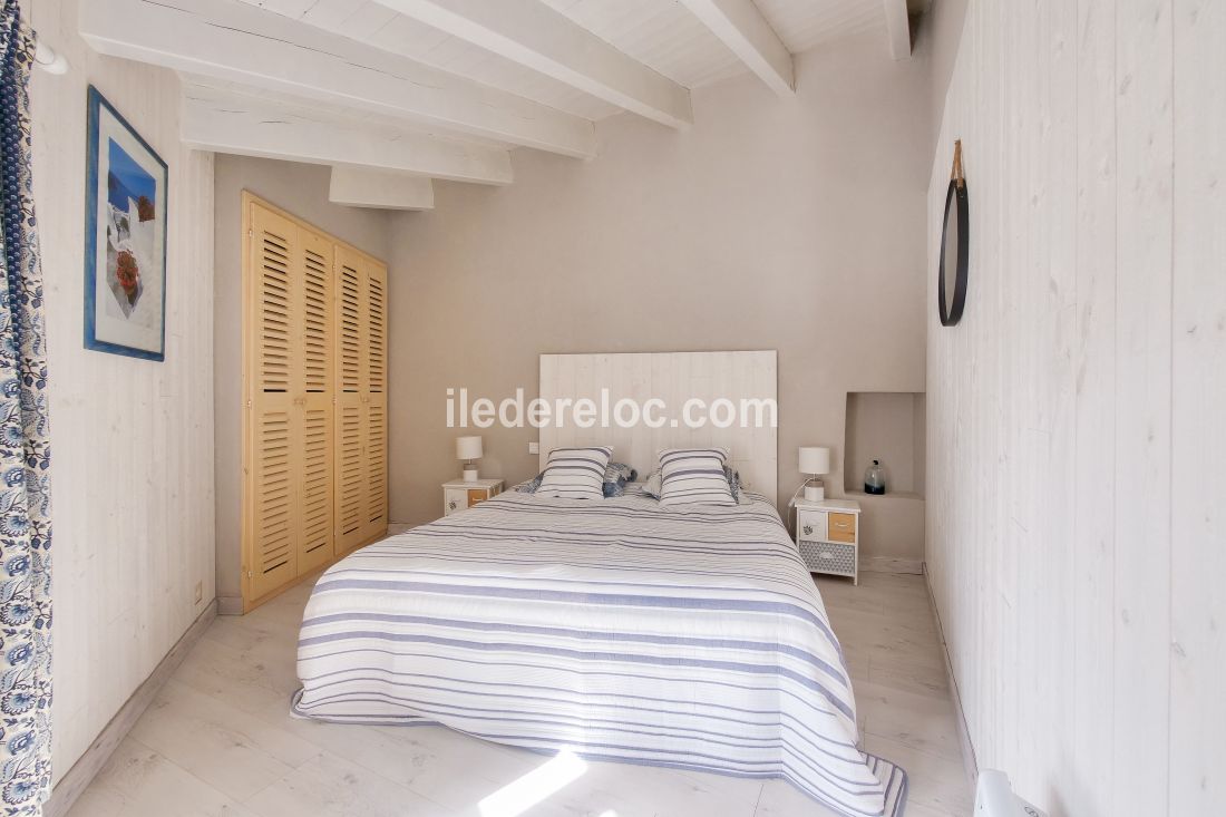 Photo 9 : CHAMBRE d'une maison situ&eacute;e &agrave; La Flotte-en-R&eacute;, &icirc;le de R&eacute;.