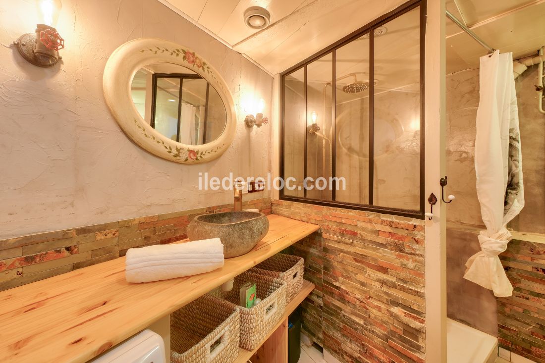 Photo 8 : SALLEDEBAIN d'une maison situ&eacute;e &agrave; La Flotte-en-R&eacute;, &icirc;le de R&eacute;.