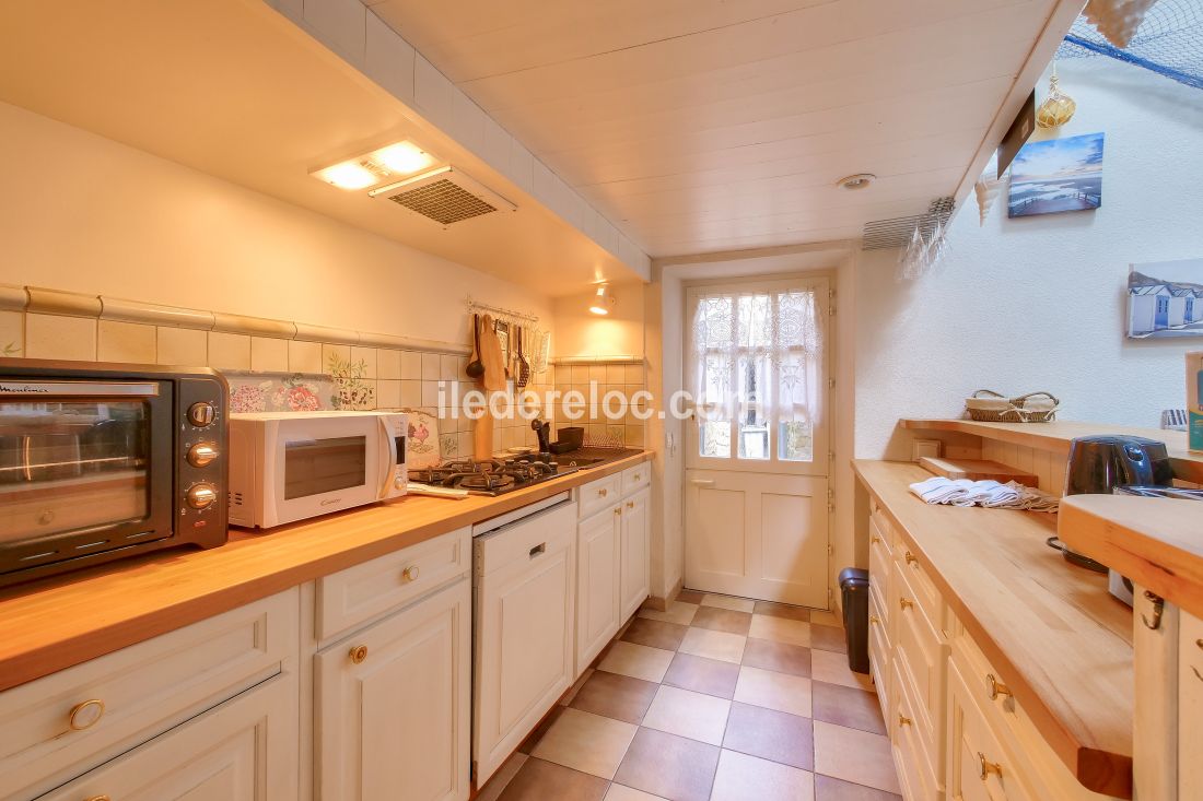 Photo 6 : CUISINE d'une maison situ&eacute;e &agrave; La Flotte-en-R&eacute;, &icirc;le de R&eacute;.