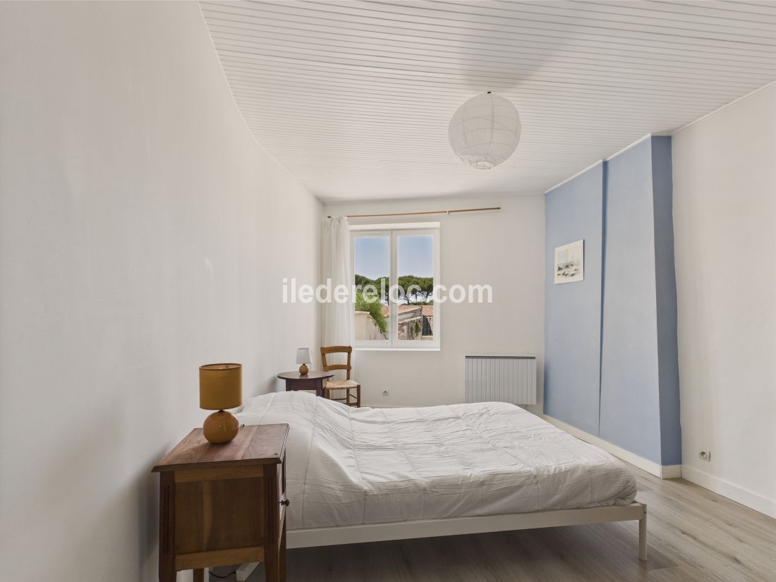Photo 7 : CHAMBRE d'une maison situ&eacute;e &agrave; Le Bois-Plage-en-R&eacute;, &icirc;le de R&eacute;.